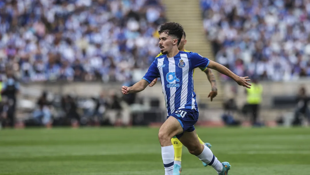 สื่อในโปรตุเกสหลายแหล่งระบุว่า แมนเชสเตอร์ ยูไนเต็ด ทีมดังจาก พรีเมียร์ลีกอังกฤษ ได้มีการพูดคุยกับ "ซูเปอร์เอเยนต์" จอร์จ เมนเดส ถึงความเป็นไปได้ที่จะดึงตัว วิตินญา มิดฟิลด์ตัวเก่งของ เอฟซี ปอร์โต้ มาร่วมทีมในตลาดซัมเมอร์นี้ ตามรายงานจาก แมนเชสเตอร์อิฟนิ